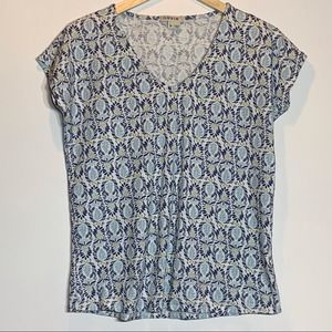 EUC Orvis Super Soft and Stretchy White and Blue T-shirt‎